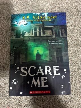 Scholastic Scare Me Book - Green, Black, Blue